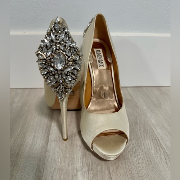 Badgley Mischka Peep Toe Heels, Size 8 1/2, Color Latte Satin - Picture 2 of 15